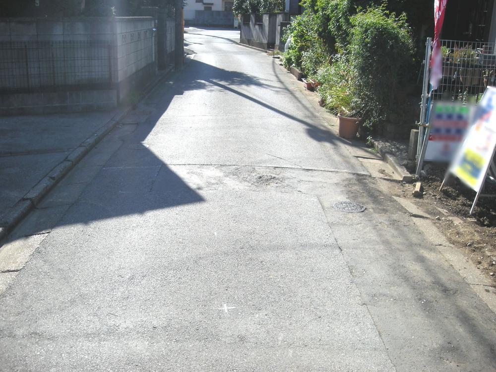 Local photos, including front road. Traffic a small amount of contact road