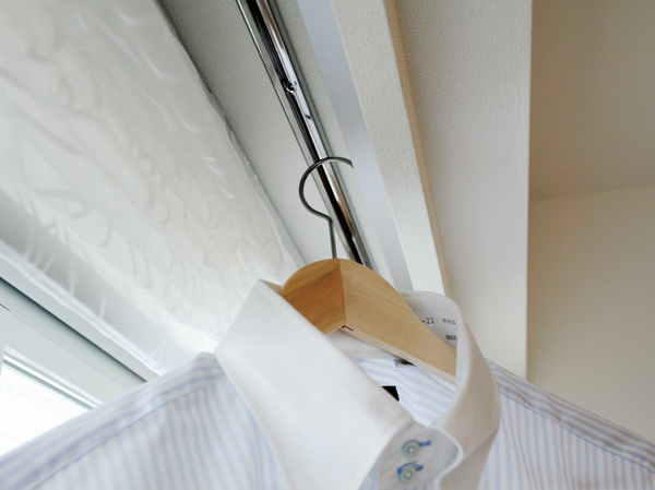 Interior.  [Hanger rail ・ bay window] Set up a convenient hanger rail to dry room to room of the curtain box. Also, We actively recruit a bay window with depth.  ※ Except for some