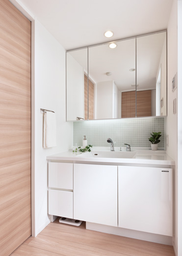 Bathing-wash room.  [Powder Room] Powder room to direct comfortably the beginning and end of the day. It is a convenient three-sided mirror to the grooming of the check. The Kagamiura, It was provided with a space for accommodating the cosmetics and vanity items.