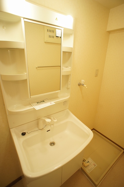 Washroom. Wash dressing room ・ There washbasin independent.