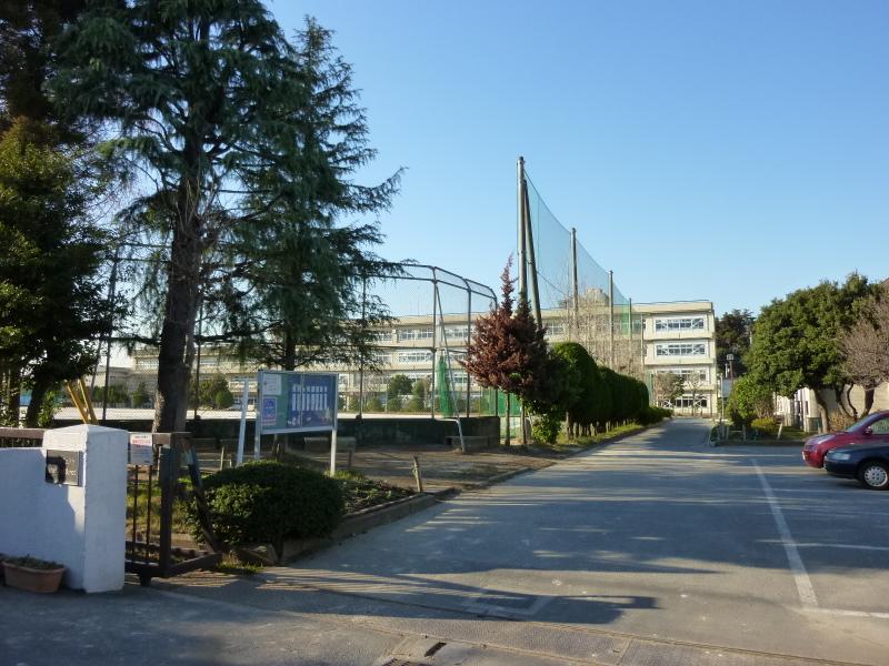 Junior high school. 940m until the fourth junior high school