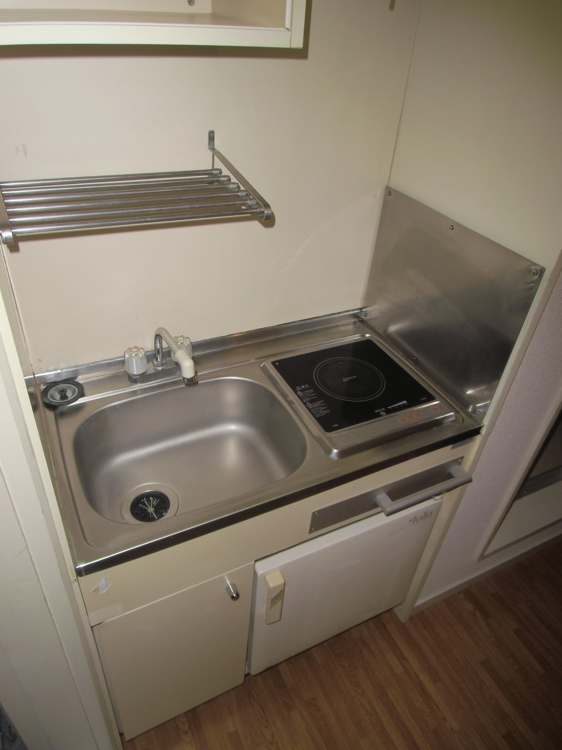 Kitchen. 1-neck electric stove