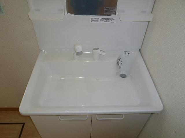 Wash basin, toilet. Building 2 room (December 27, 2013) Shooting