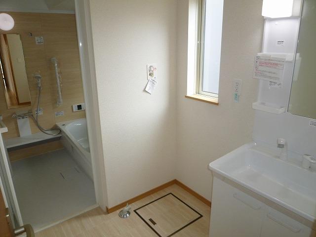 Wash basin, toilet. Building 2 room (December 27, 2013) Shooting
