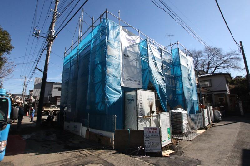 Local appearance photo. A quiet residential area in the north-east corner lot