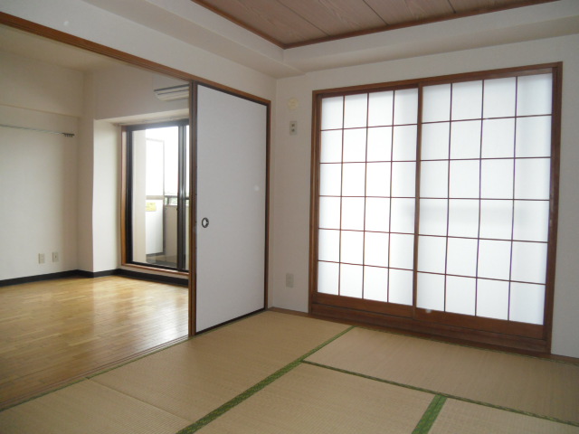 Other room space. Very bright 6 Pledge Japanese-style room