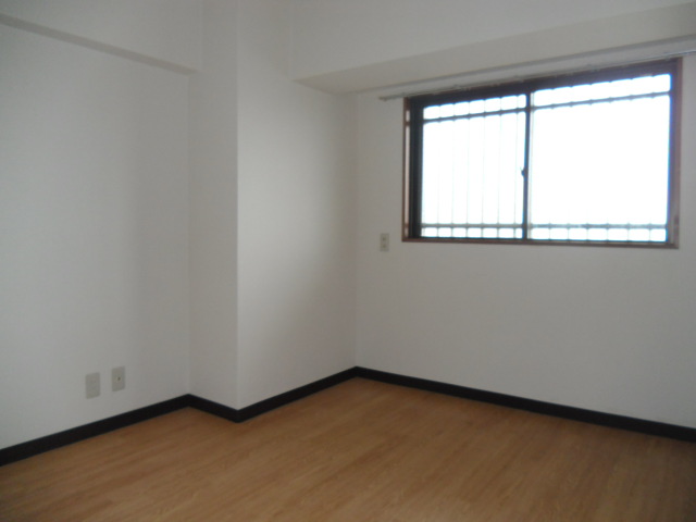 Other room space. 5 is a Pledge of Western-style flooring