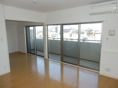 Living and room. Flooring Upholstery Air-conditioned
