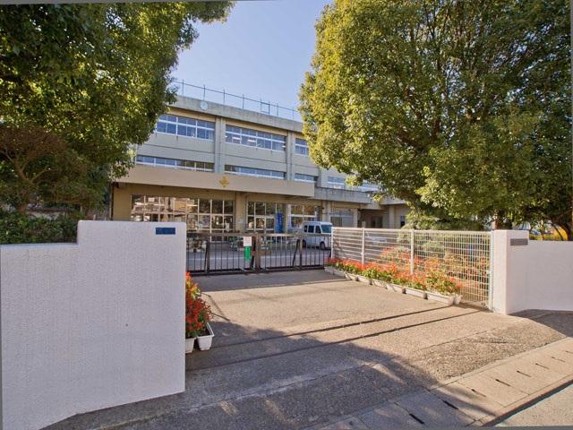 Primary school. Kashiwashiritsu Sakaine 1060m to East Elementary School