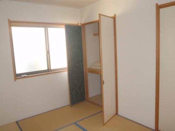 Non-living room. Second floor of the Japanese-style room is 6 tatami.