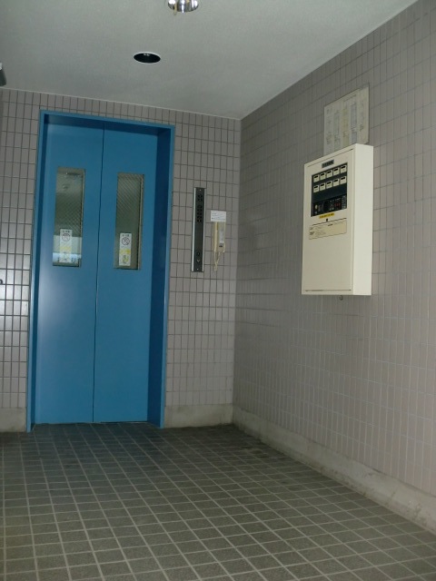 Other common areas. Elevator with a spread. It is a 6-seater