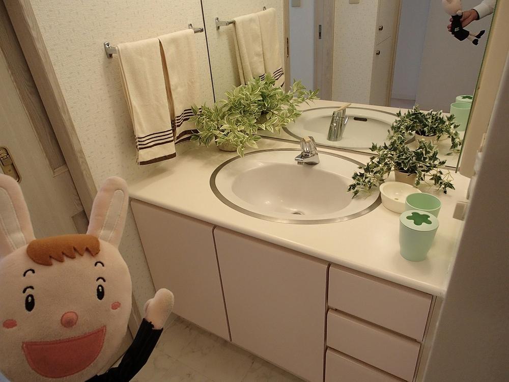 Wash basin, toilet. Indoor (October 4, 2013) Shooting