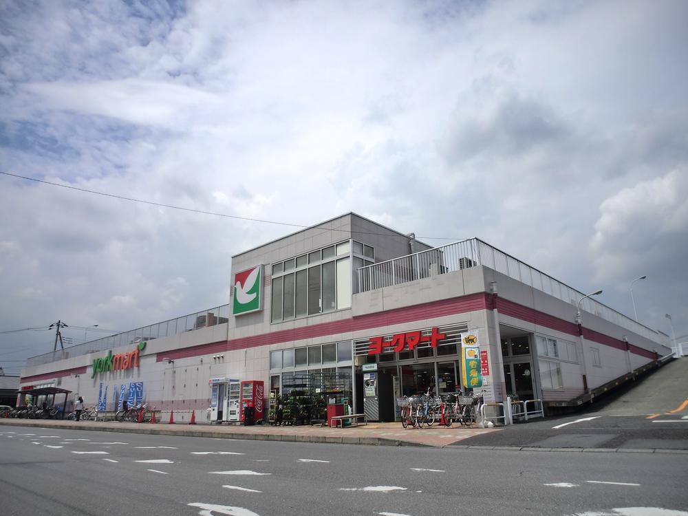 Supermarket. 800m to York Mart