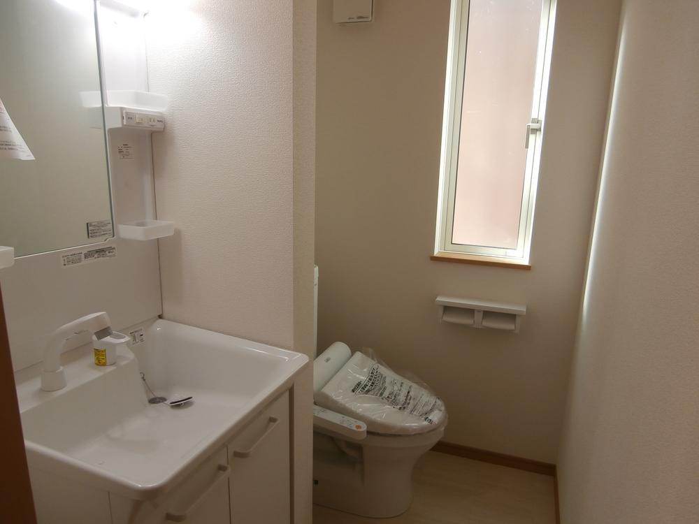 Wash basin, toilet. Wash ・ Toilet space is spacious and