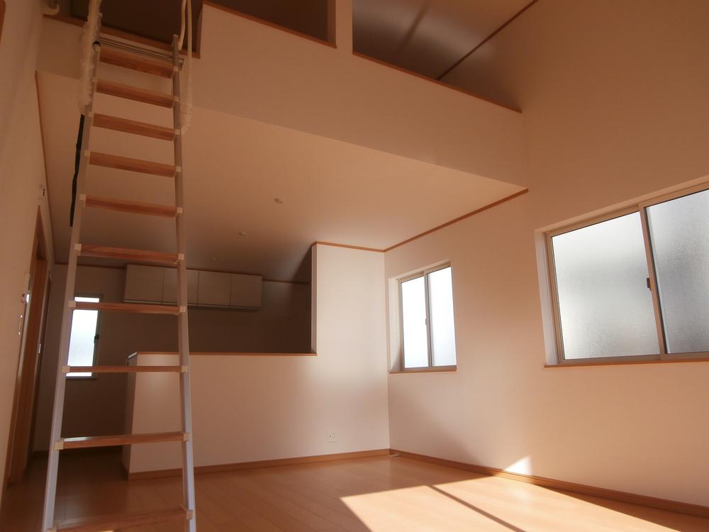 Same specifications photos (living). Building 2 living photo