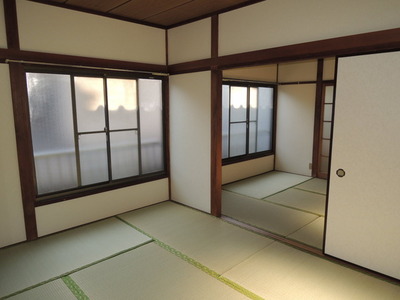 Living and room. Corner room two-sided lighting!