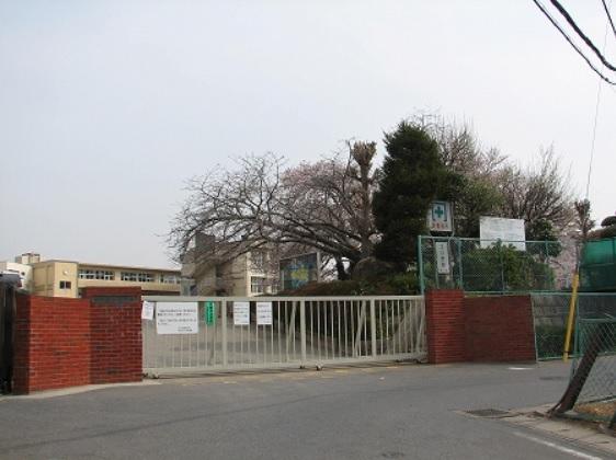 Primary school. 1056m until the Kashiwa Municipal soil Elementary School