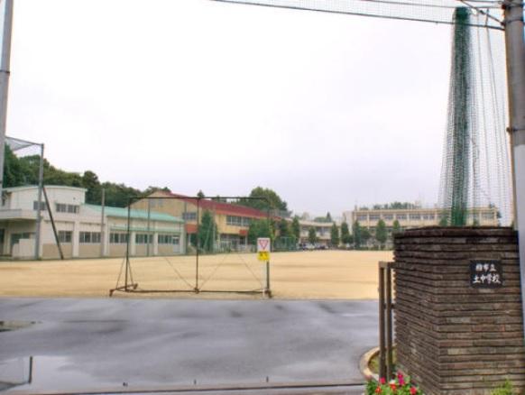 Junior high school. 1059m to Kashiwa City soil junior high school
