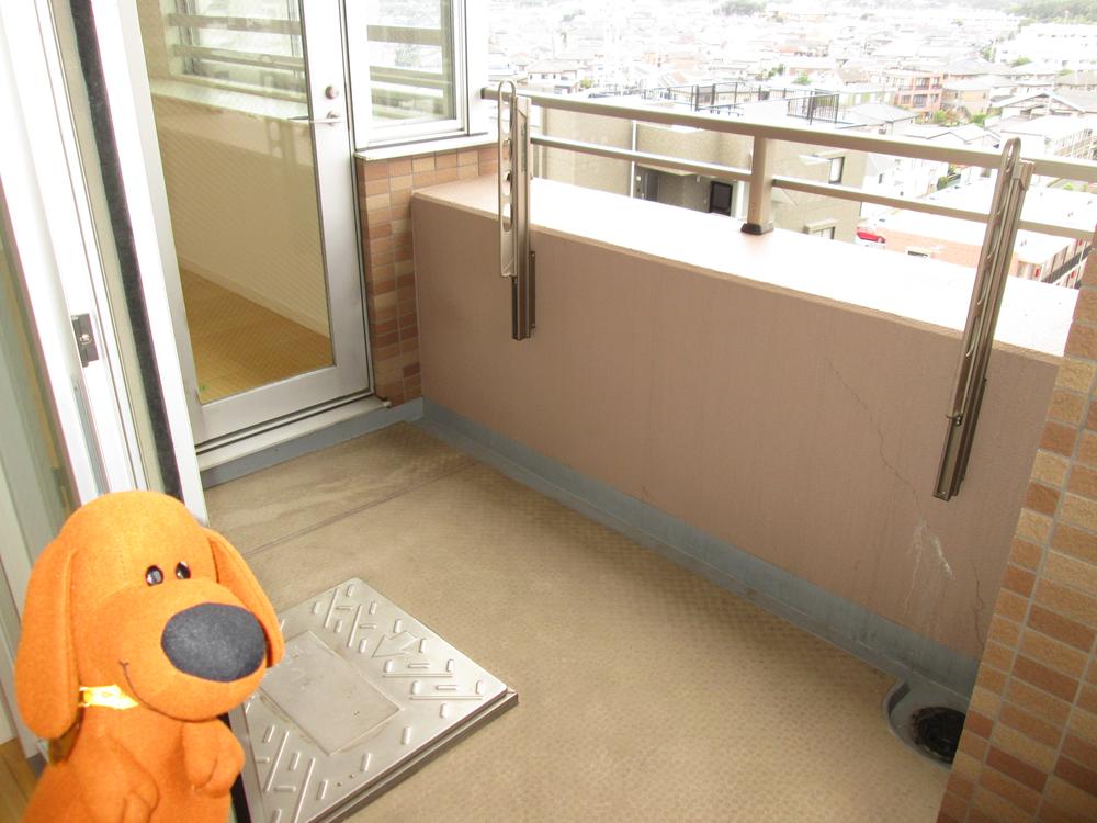 Balcony. Western style room ・ A balcony that you can enter and exit from the living room