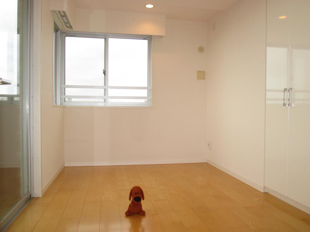 Non-living room. Western-style leading to the veranda.