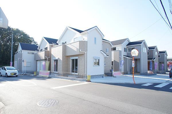 Local photos, including front road. Overall