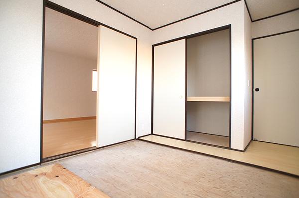 Non-living room. 10 Building