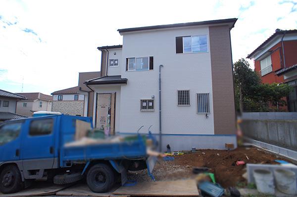 Local appearance photo. Bright house wrapped in plenty of sunlight