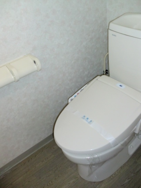 Toilet. Same property ・ For indoor photo of another room