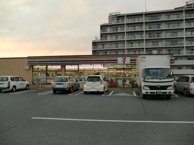 Convenience store. Seven-Eleven Kashiwanoha campus store up (convenience store) 611m