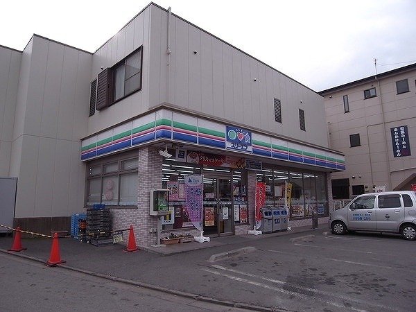 Convenience store. Three F Sakasai Station store up to (convenience store) 840m