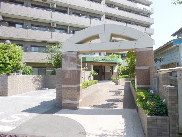 Entrance. Common areas