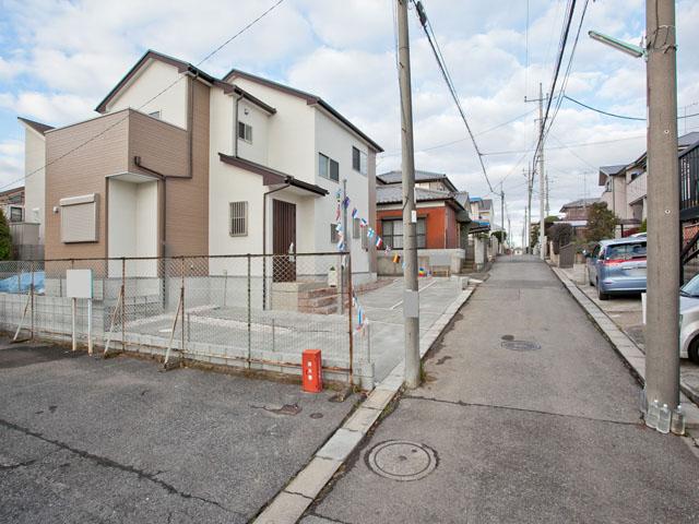 Local photos, including front road.  ◆ First floor shutter shutters ・ All window screen ・ Equipped entrance smart key standard!