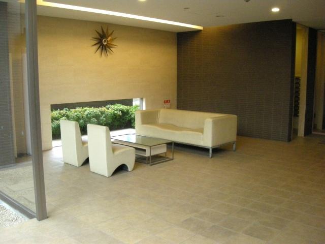 Entrance. Lounge space, such as the hotel is in the auto-lock.