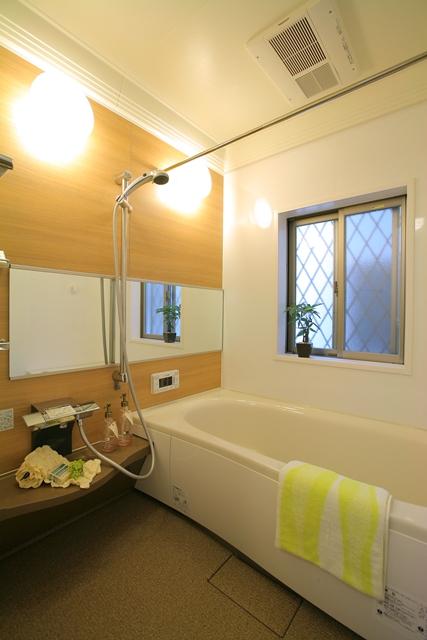 Bathroom. This bath spacious can bathe put off foot.