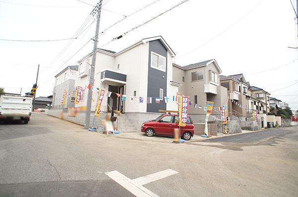 Local photos, including front road. Overall