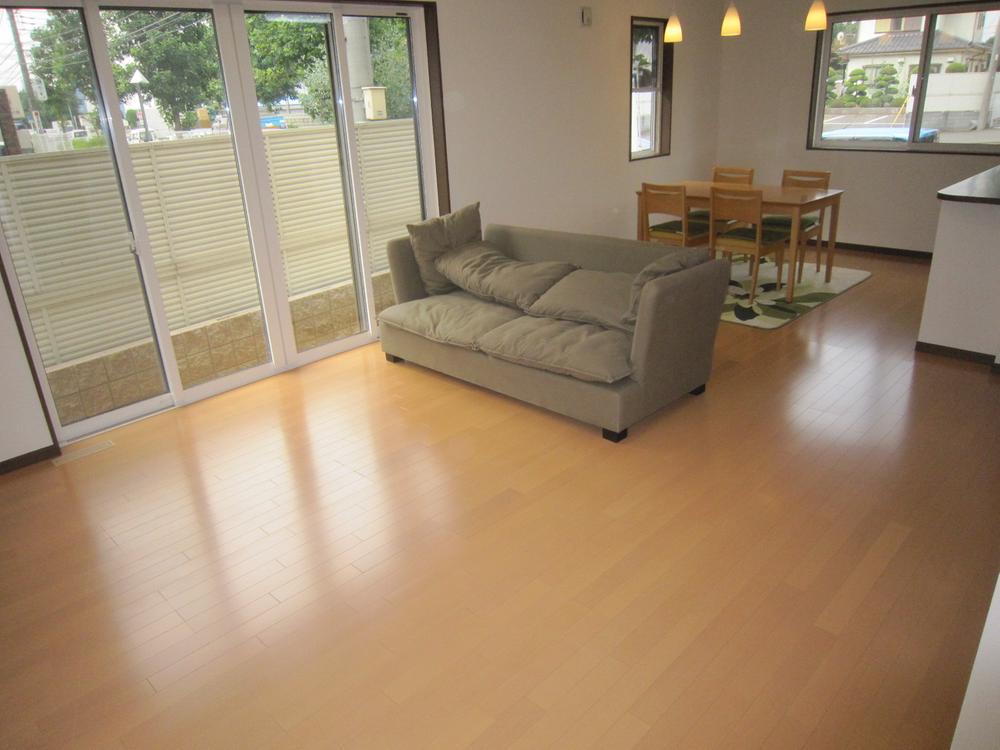 Living. 21 Pledge over a wide LDK. There is wide too much can put a large sofa.