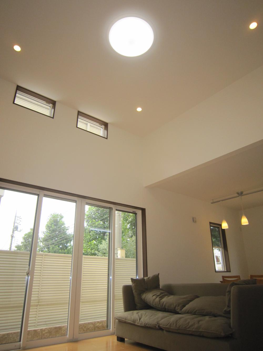 Living. Vaulted ceiling in the living part. It drifts brightness and airy. You relax comfortably.