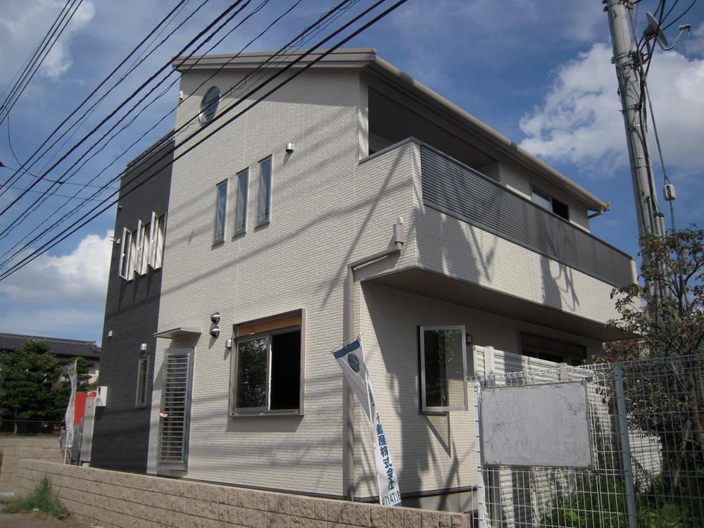Local appearance photo. Wide balcony and monotone color brings a profound feeling to the building.