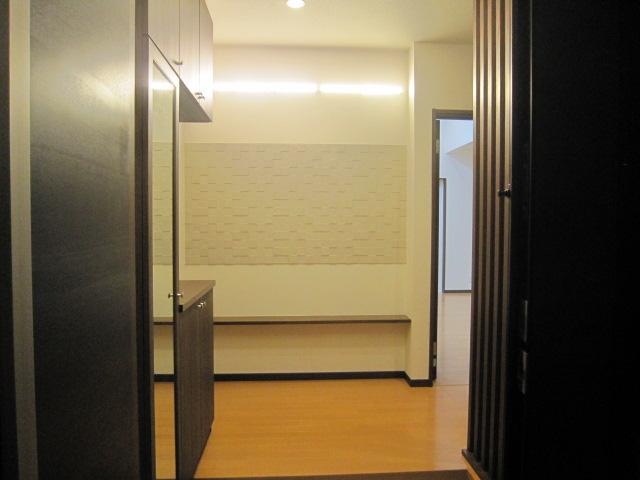 Entrance. Entrance lighting and counter to direct. Blindfold grid protects the elegant privacy.