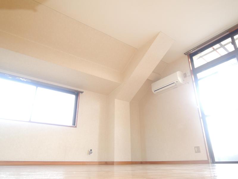 Living and room. Spacious 8.5 Pledge