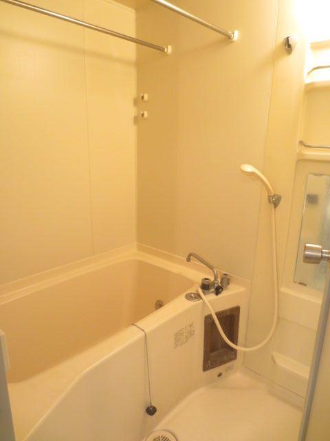 Bathroom. ~ Renewal history ~ 2013 September wall ・ Ceiling cross Chokawa / Japanese-style room Sliding door ・ Exchange Shoji Zhang / Bathroom joint co - King / Laundry faucet Spout exchange / Washroom Mirror exchange / Screen door / Air conditioning new exchange February 2008 water heater new exchange