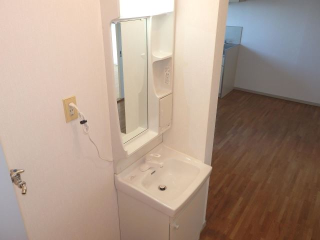 Washroom. Independent wash basin