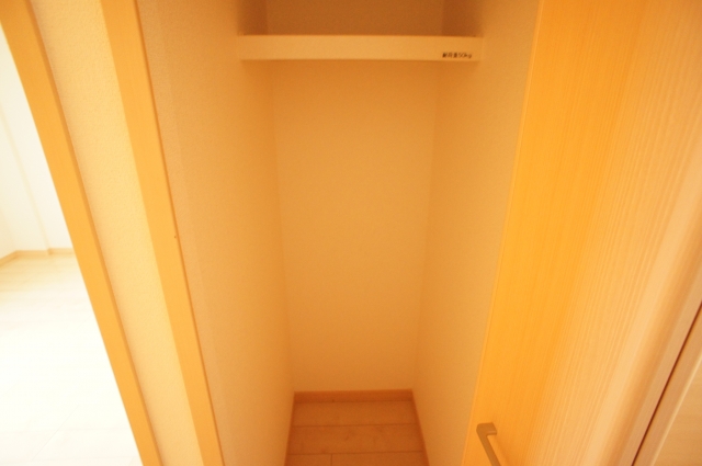 Receipt. Entrance hall storage
