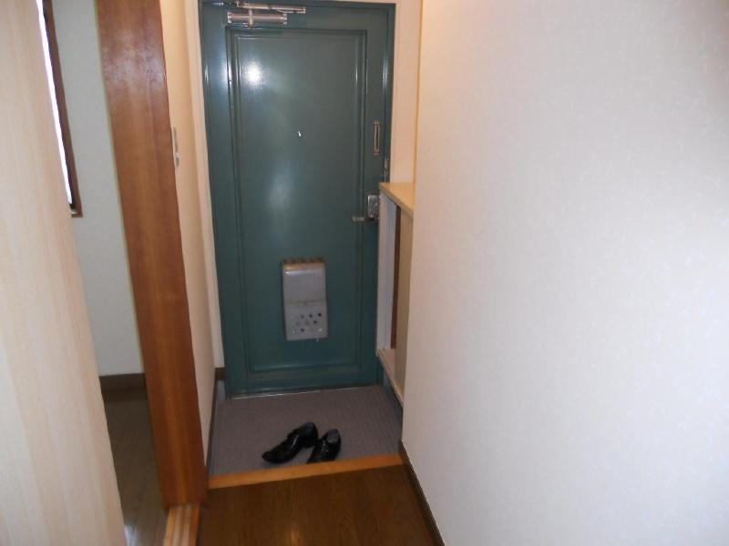 Entrance. There is also a shoe box in the foyer ☆