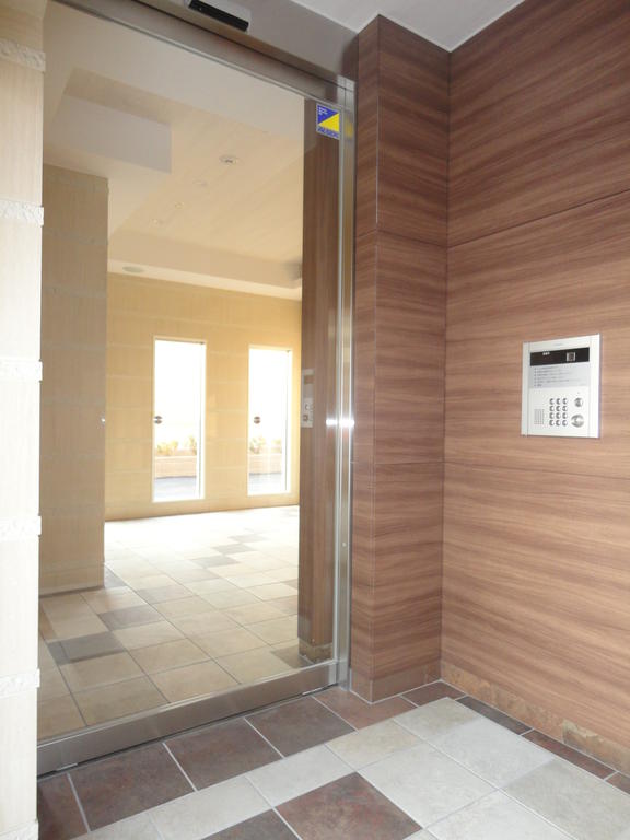 Entrance. Auto-lock with is entrance