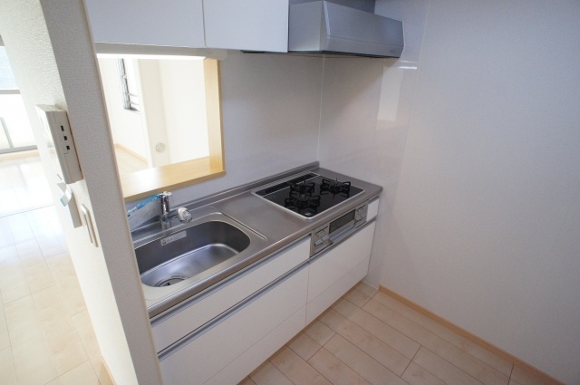 Kitchen. 3-neck system kitchen with stove grill