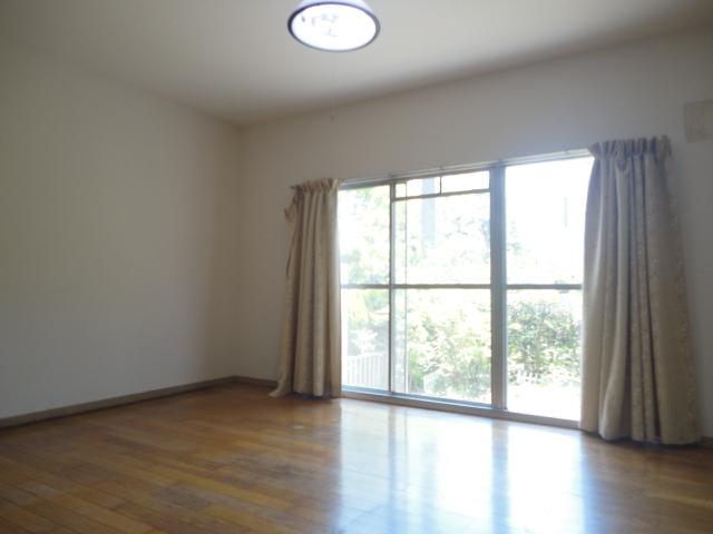Living.  ◆ South-facing living room is large and is very bright.