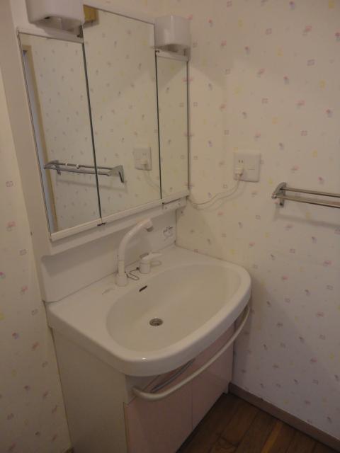 Wash basin, toilet.  ◆ It is vanity triple mirror.