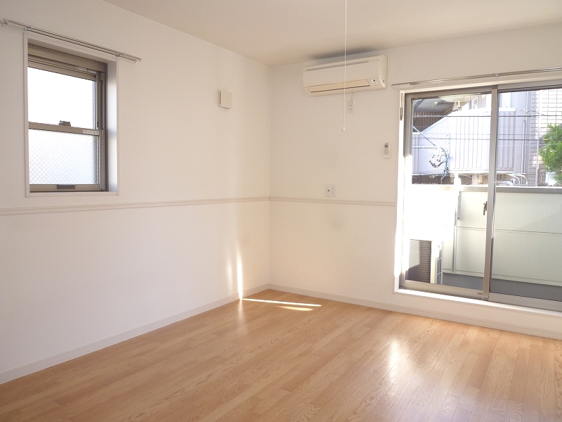 Living and room. Window 2 places (corner room)