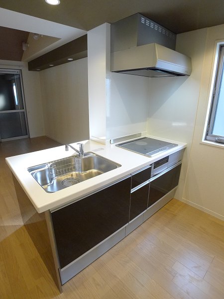 Kitchen. 3-burner stove with counter kitchen